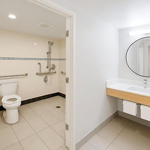 Camera adatta alle persone a mobilità ridotta con letto king size